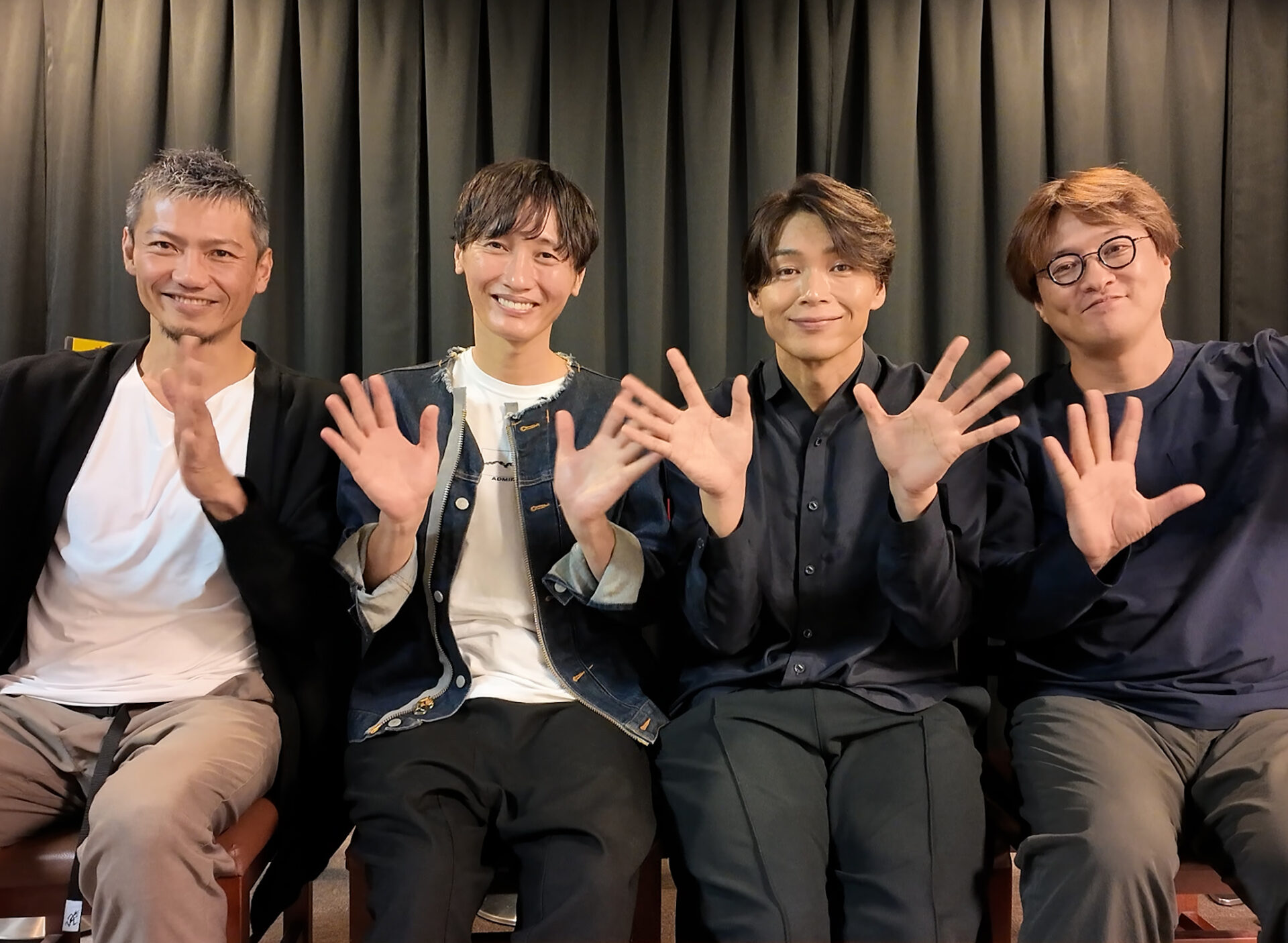 純烈のみなさん。左から岩永洋昭（いわながひろあき）さん、後上翔太（ごがみしょうた）さん、白川裕二郎（しらかわゆうじろう）さん、リーダーの酒井一圭（さかいかずよし）さん