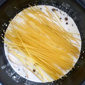 奥田和美さん　よみレシピ　よみふぁみ　ベーコンとしめじのクリームパスタ　炊飯器