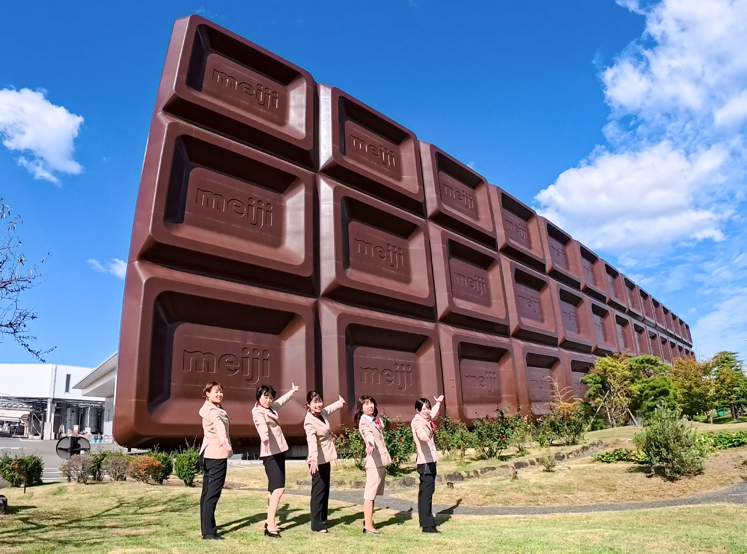 謎の巨大看板にも接近取材！「明治ミルクチョコレート」大好き 社員3人