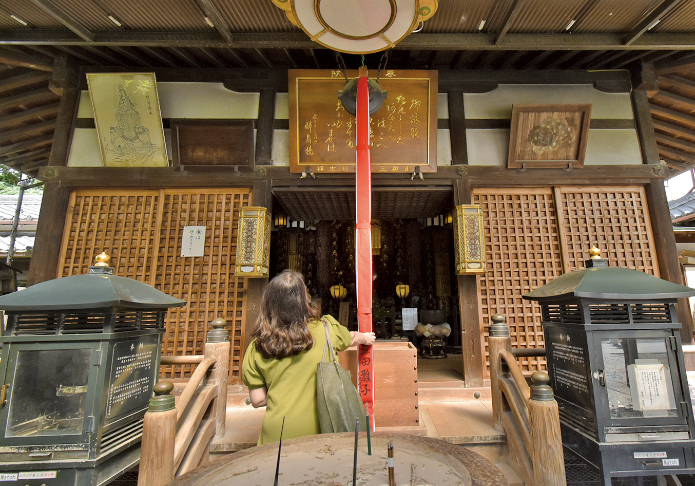 一言観音にお参りしている人