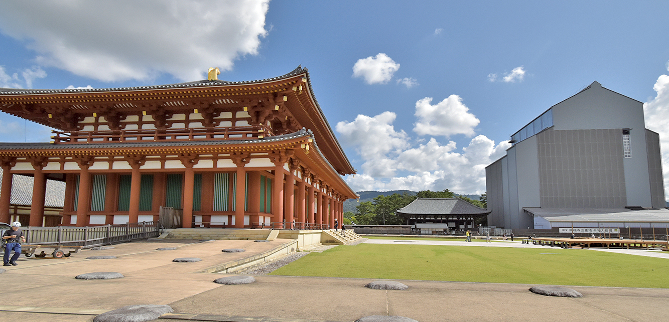 興福寺中金堂(左)と、約120年ぶりの大規模修理中で素屋根で覆われた五重塔(右)
