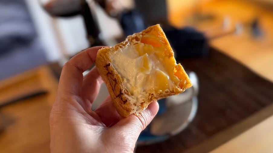 ごほうび旅井上かなえ メイ子と看板兼サスケのシュークリーム