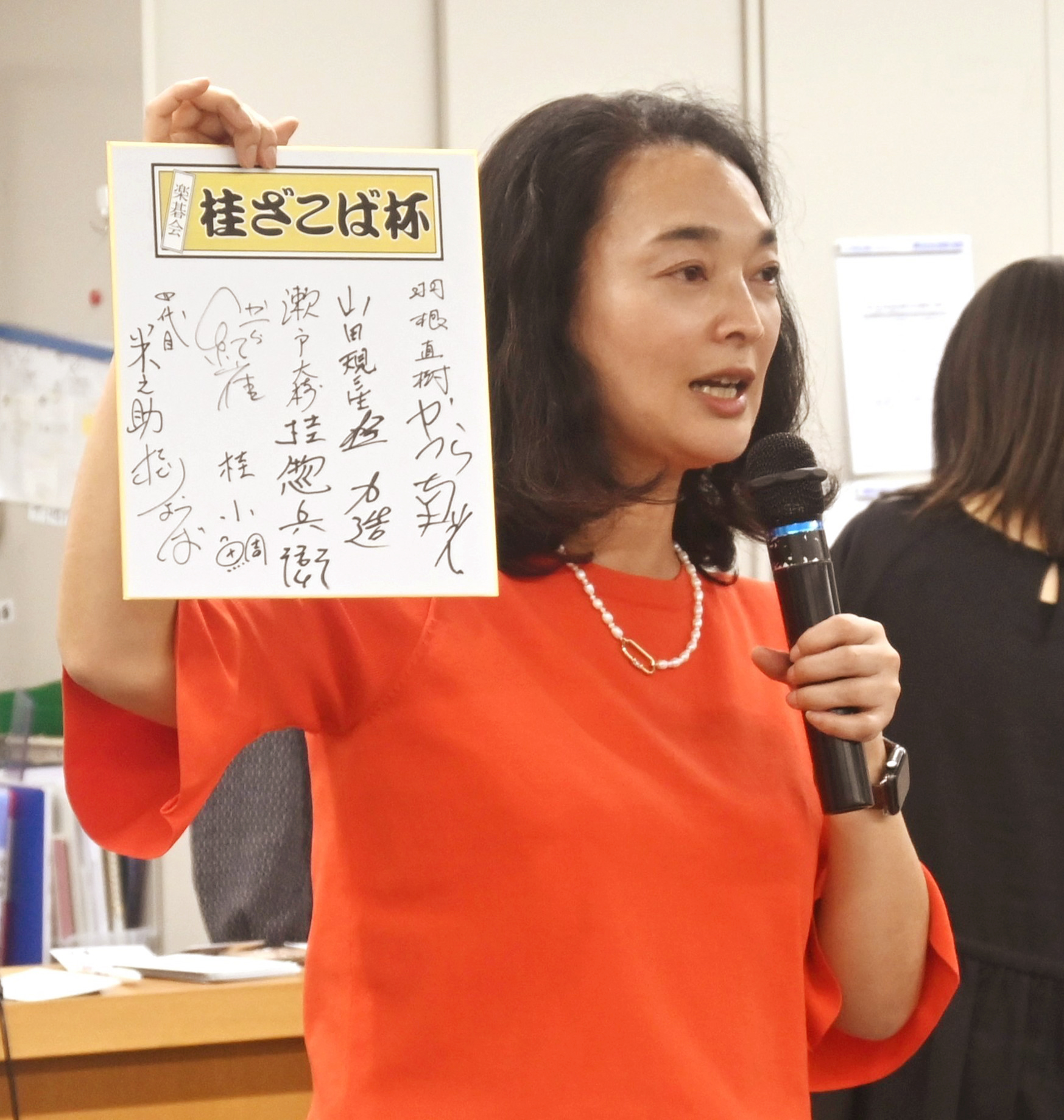 BENIOの楽しい囲碁Vol .35 桂ざこば杯サイン色紙を掲げる今村さん