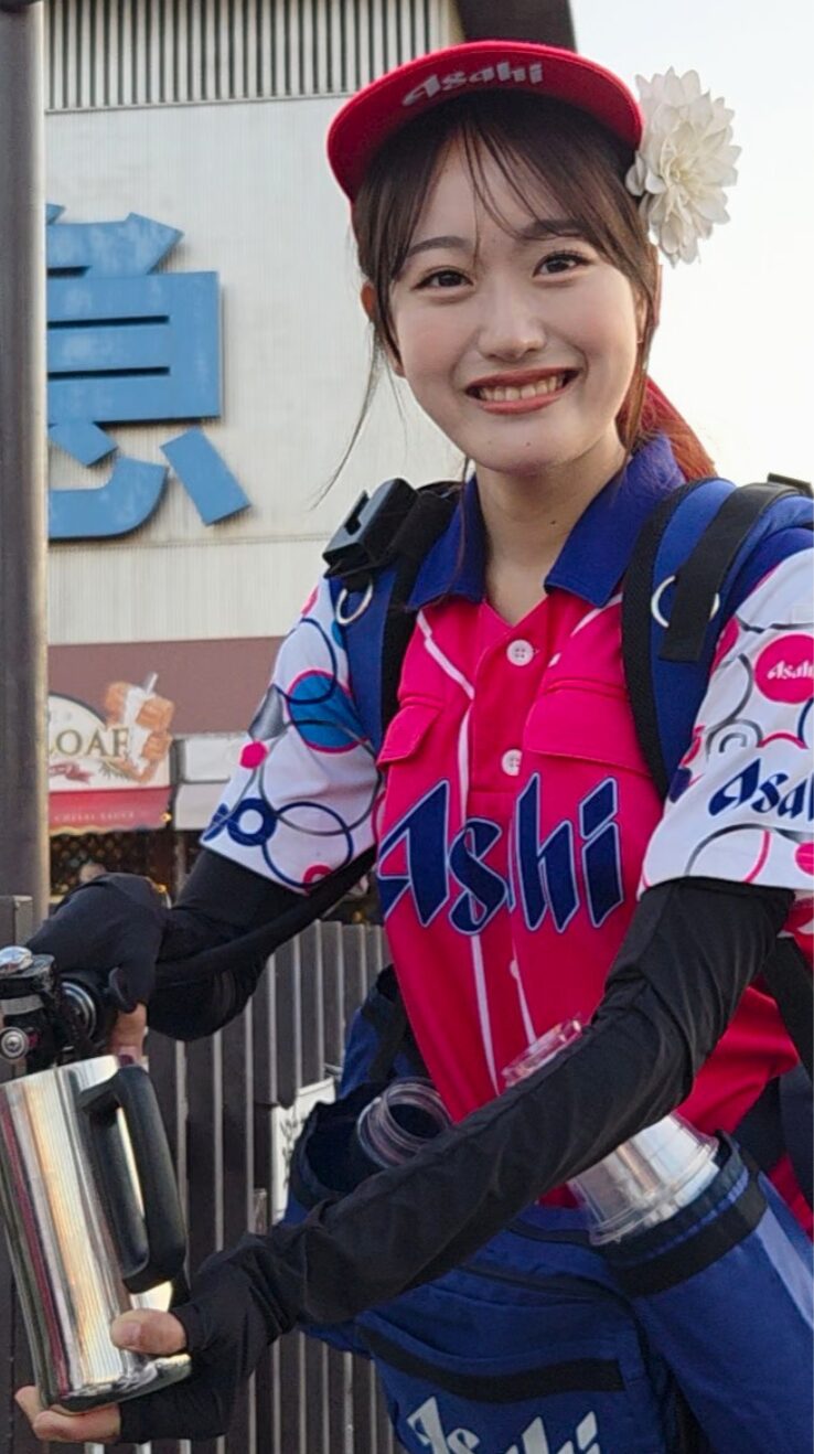 ビールサーバーを背負った売り子さん