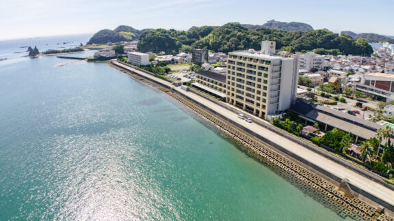 （和歌山県那智勝浦町）世界遺産・熊野古道観光の拠点に！『亀の井ホテル 那智勝浦』で、生まぐろと温泉で満たされ旅