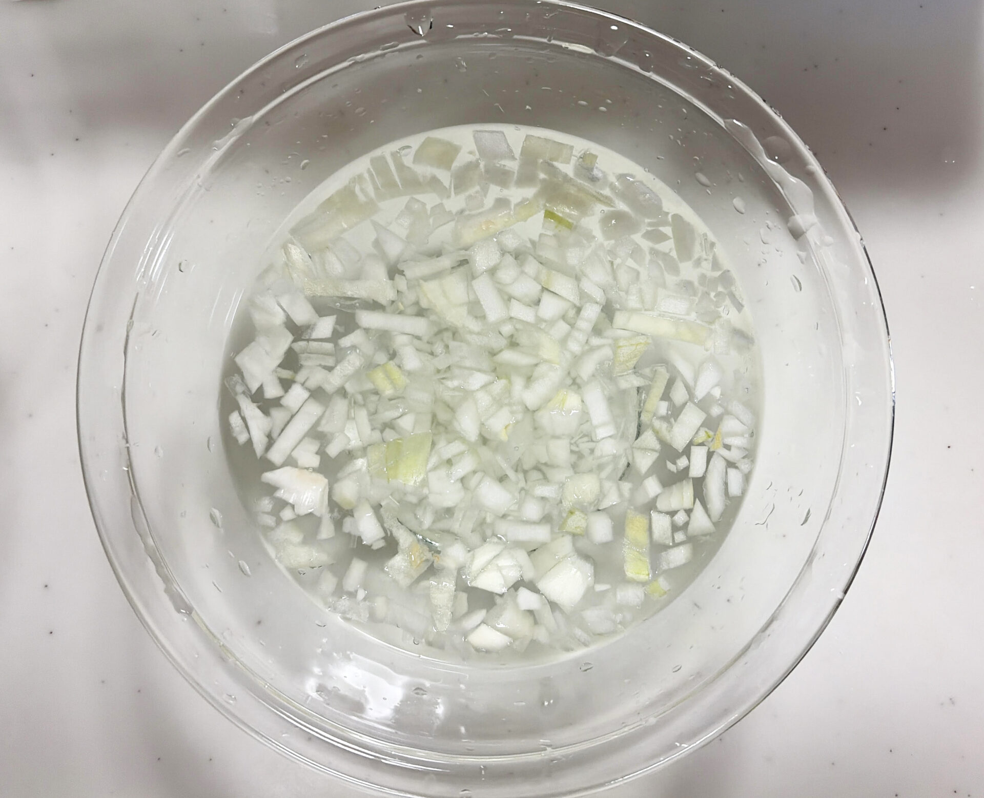 タマネギをみじん切りにして水にさらす様子