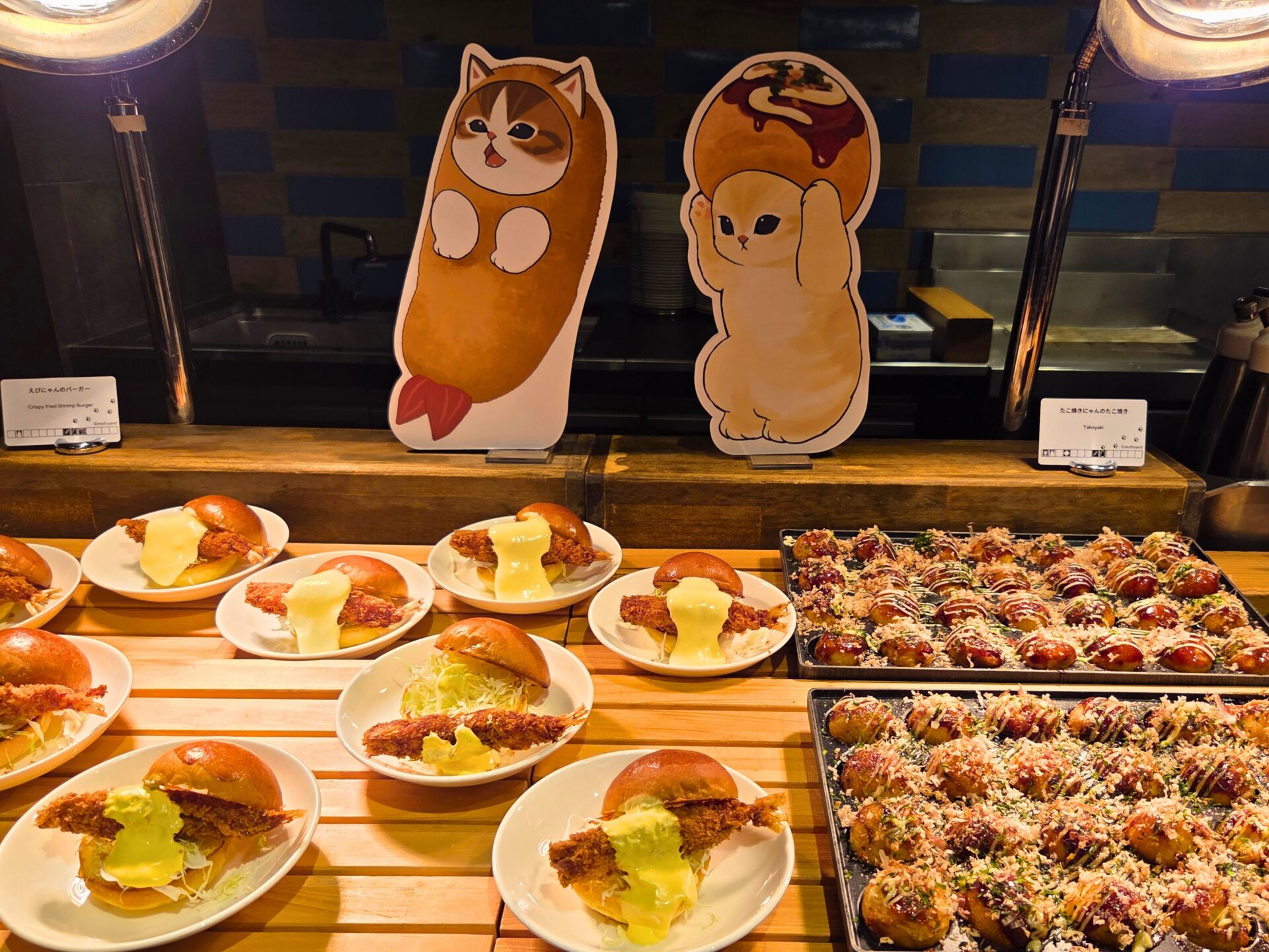 えびのバーガー(左)とたこ焼きにゃんのたこ焼き(右)