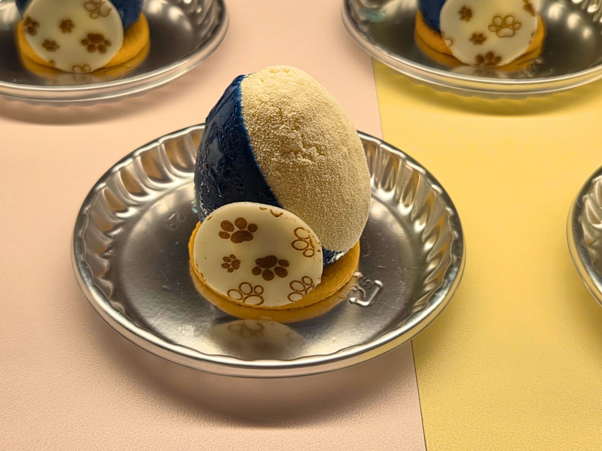 サメにゃんのおすわりケーキ