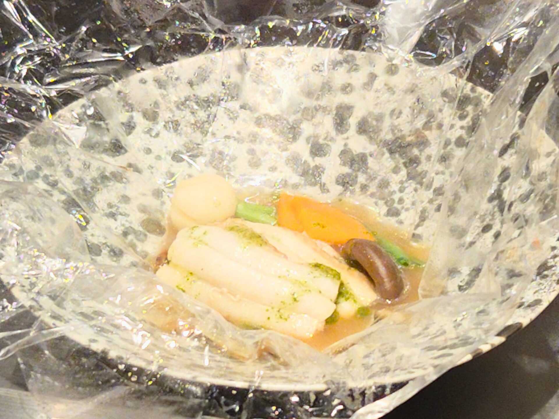 白身魚の鉄板焼　茸の香り蒸し大葉のピュレ