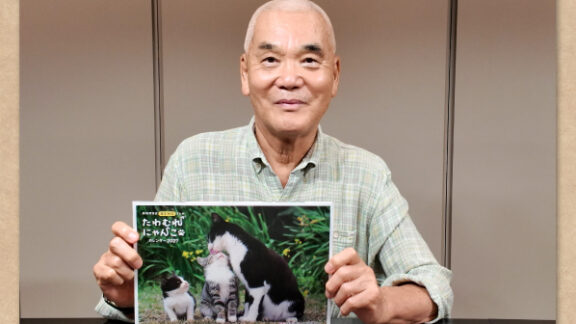【限定特典付き】岩合光昭さんの2027年ネコカレンダー「たわむれにゃんこ」が読売ファミリーで販売開始！　
